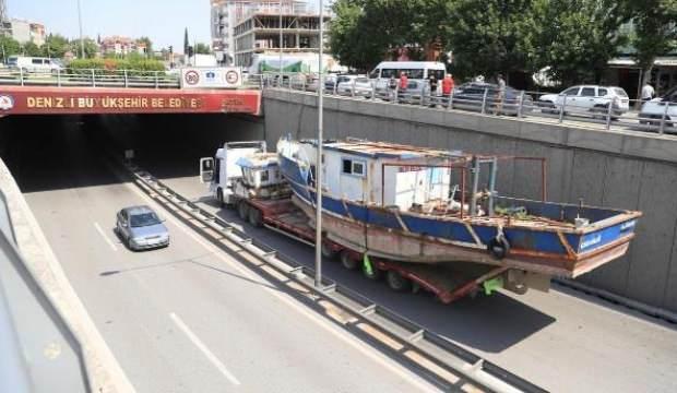 Alt geçitten tekneyle geçmeye çalışan TIR ortalığı birbirine kattı