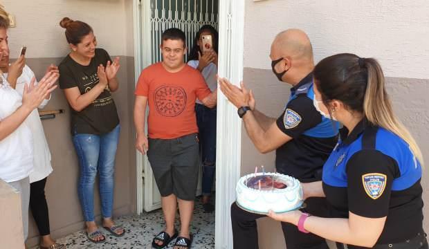 Down sendromlu gence polisten doğum günü sürprizi