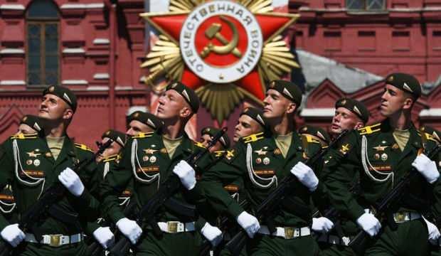 Putin de katıldı! Rusya'da maskesiz, mesafesiz zafer töreni