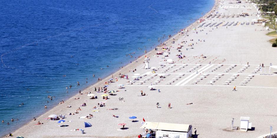 Konyaaltı Plajı'nda serin deniz sosyal mesafeyi unutturdu