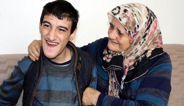 Ömrünü zihinsel engelli oğluna adadı