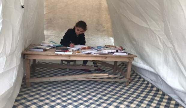 Öümden saniyelerle kurtuldu! Çadırda üniversiteye hazırlanıyor