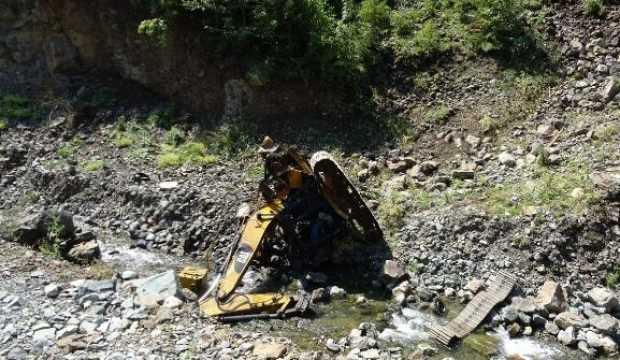 2 işçinin öldüğü heyelanda iş makineleri 300 metre yuvarlanmış