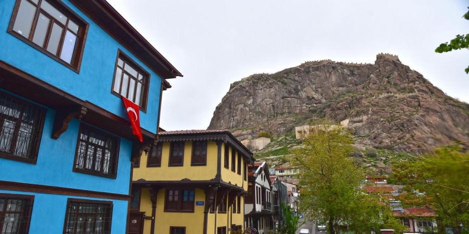 Afyonkarahisar kent meydanı ve eski Osmanlı evleri