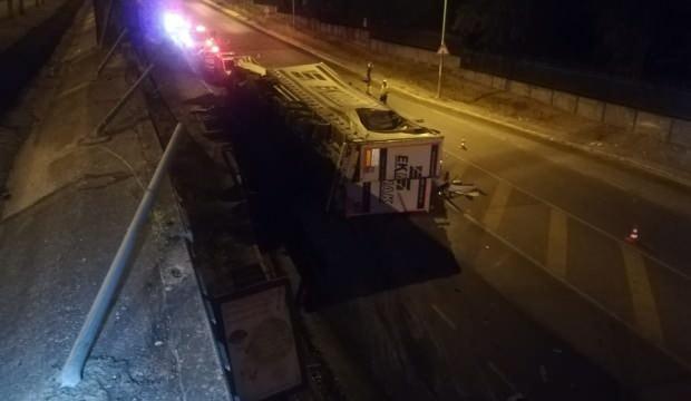 Bariyerleri aşan TIR alt yola uçtu