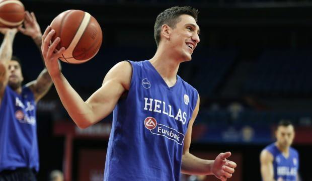 Olympiakos, Larentzakis'i kadrosuna kattı