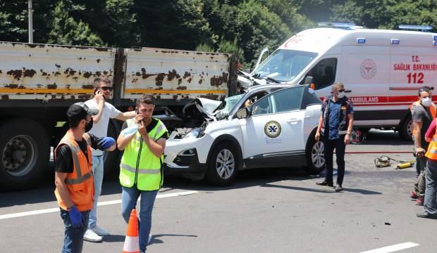 Otomobil tıra ok gibi saplandı: 2 ölü 1 yaralı