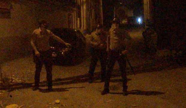 Bursa’da ilginç anlar! 'Virüs var' diyerek polisleri uzaklaştırmaya çalıştı