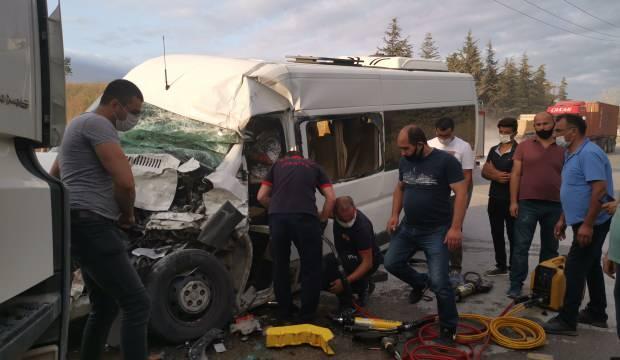 Kocaeli De Isci Servisi Ile Hafriyat Kamyonu Carpisti 5 Yarali Guncel Haberleri
