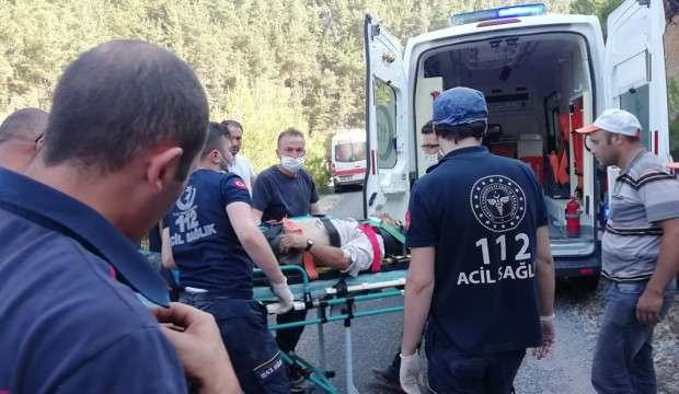 Köprüden geçmeye çalışan traktör dereye devrildi: 1 ölü, 1 yaralı