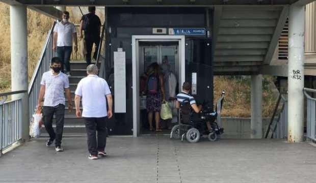Metrobüs durağında engelliye asansör ayıbı