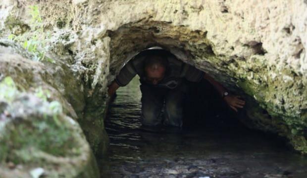 Şifa bulmak için içi su dolu tünelden geçiyorlar