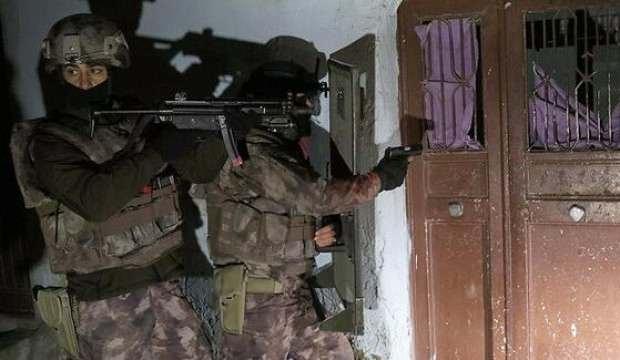 Interpol'ün aradığı 2 DEAŞ'lı Kilis'te yakalandı!
