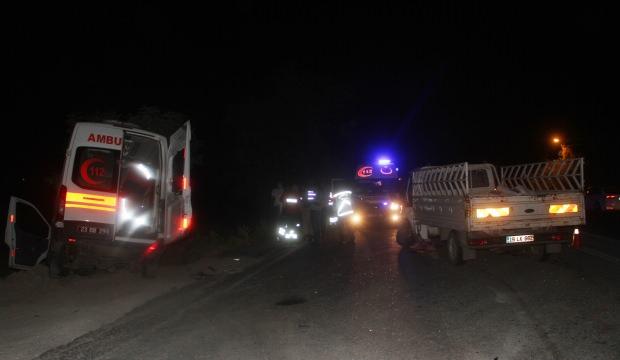 Ambulans ile pikap çarpıştı: 5 yaralı