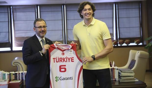 Bakan Kasapoğlu, Cedi Osman'ı konuk etti