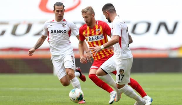 Kayserispor 9 kişiyle bir puanı kurtardı!