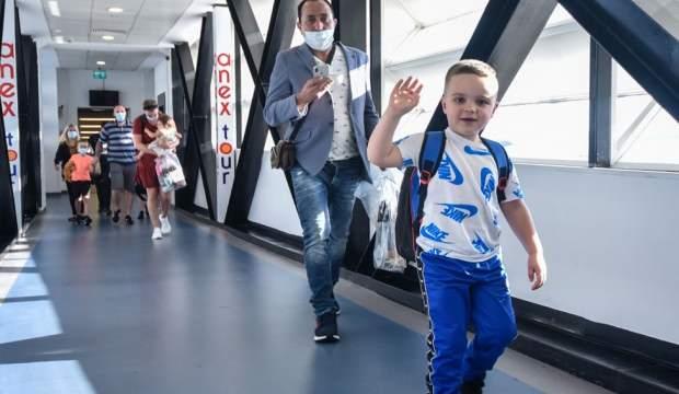 İngiltere'den Antalya'ya ilk uçak geldi