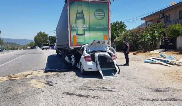 Muğla'da otomobil park halindeki tıra çarptı: 1 yaralı