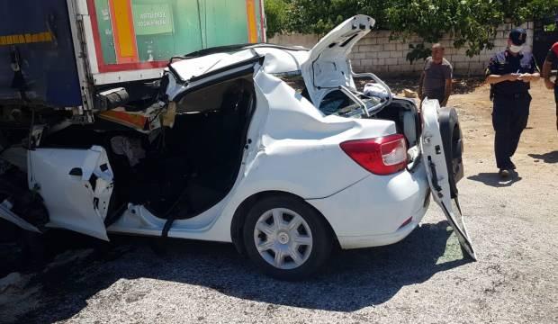 Otomobil tıra ok gibi saplandı: 1 yaralı