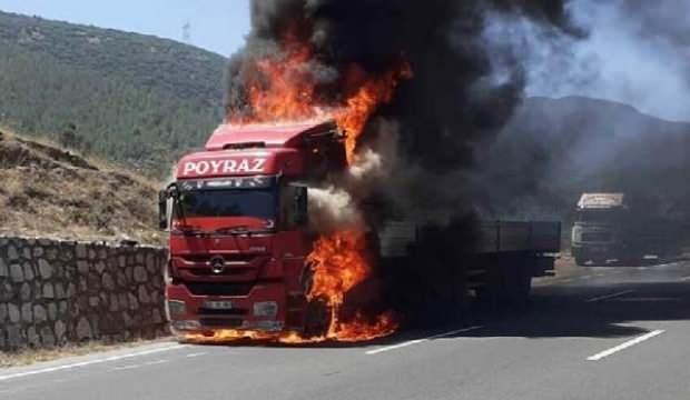 Seyir halindeki TIR, alev alev yandı