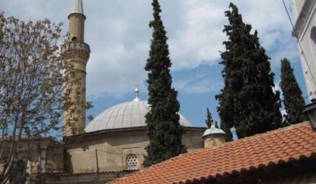 Yunanistan'da tarihi camiye taşlı saldırı