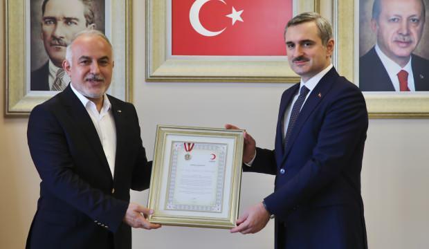 Turk Kizilayi Ndan Kan Bagisina Oncu Olan Senocak A Tesekkur Ziyareti Siyaset Haberleri