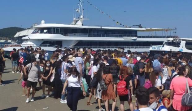 Büyükada'da şaşırtan kalabalık: Evlerine dönmek zorunda kaldılar