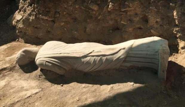 Kazı çalışmasında 1700 yıllık kadın heykeli bulundu