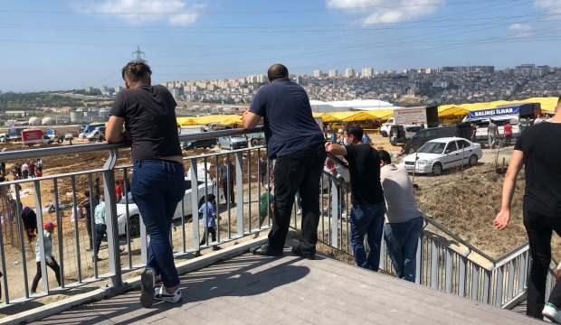Metrobüs durağında kurban kesenleri izlediler
