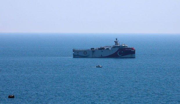 Oruç Reis'in açık denizde bekleyişi sürüyor
