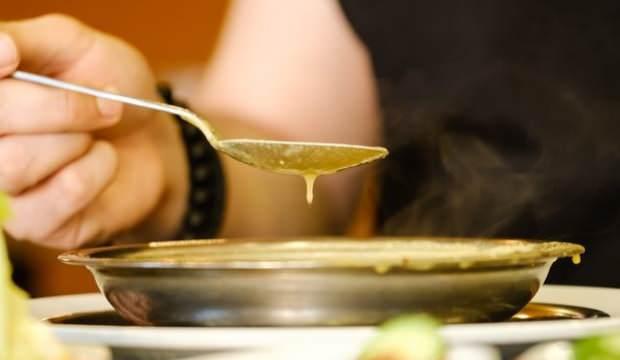 Ünlü restoranda skandal! Çorbanın içinden çıkan şoke etti