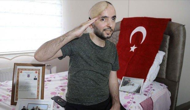 Kafatasının yarısını, gözlerini kaybetse de vatan ve bayrak aşkını hiç kaybetmedi