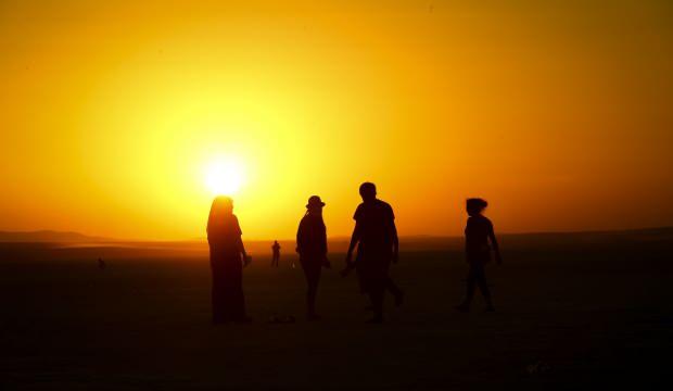 Tuz G&ouml;l&uuml;'nde g&uuml;n batımı turistlerin ilgi odağı oldu