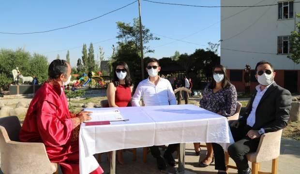 Korona vir&uuml;s&uuml; yenen doktorlar nikah masasına oturdu