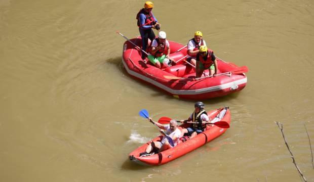 Binali Yıldırım Erzincan’da rafting yaptı