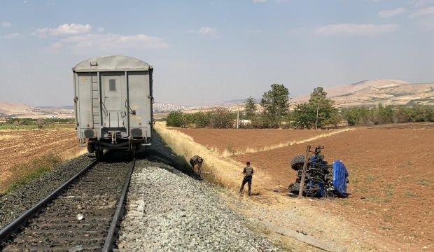 Elazığ'da trenin çarptığı traktörün sürücüsü hayatını kaybetti