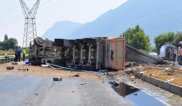 Kum yüklü TIR devrildi, sürücüsü hayatını kaybetti