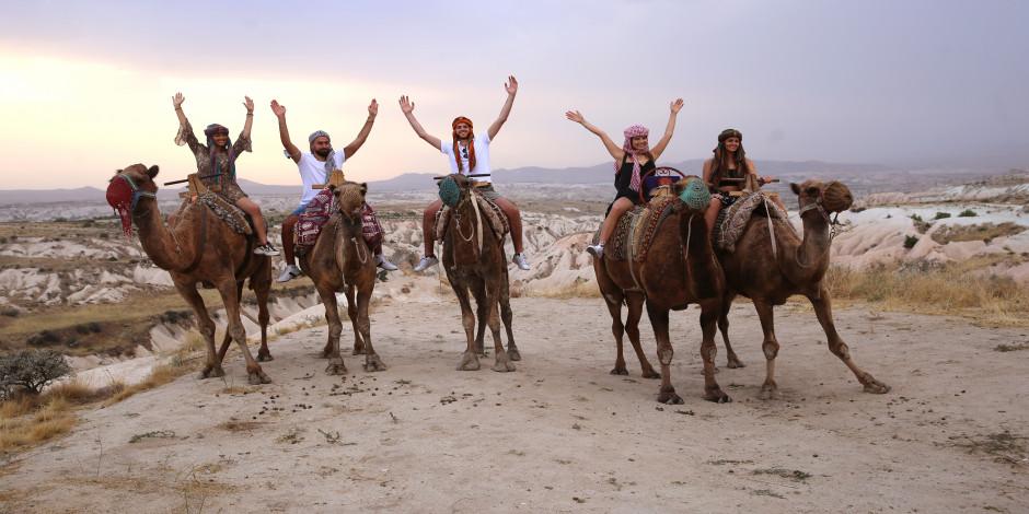 Kapadokya'nın masalsı manzarası eşliğinde deve safari