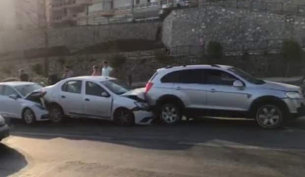 Kopege Carpmamak Icin Yavasladi Zincirleme Kazaya Neden Oldu 3 Sayfa Haberleri