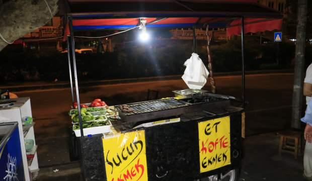 Küfür ettiği için kendisini uyaran sokak satıcısını bıçaklayarak ağır yaraladı