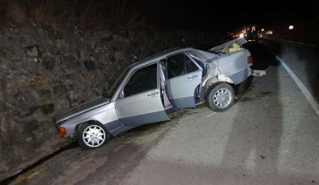 Otomobil önce mandaya sonra istinat duvarına çarptı: 2 yaralı