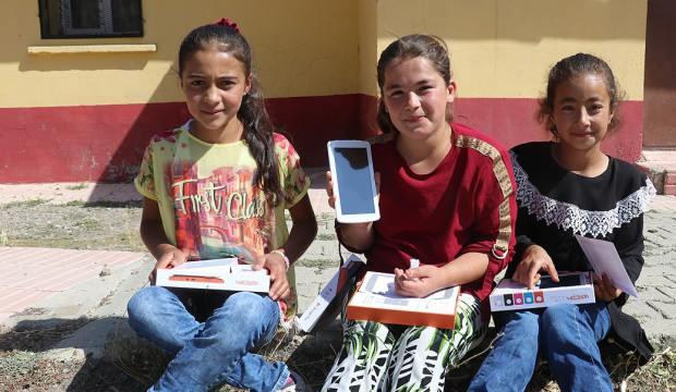 THY çalışanından çocuklar için tablet kampanyası