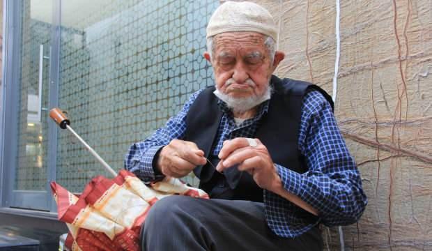 90 yaşındaki şemsiye tamircisi kış sezonuna hazırlanıyor