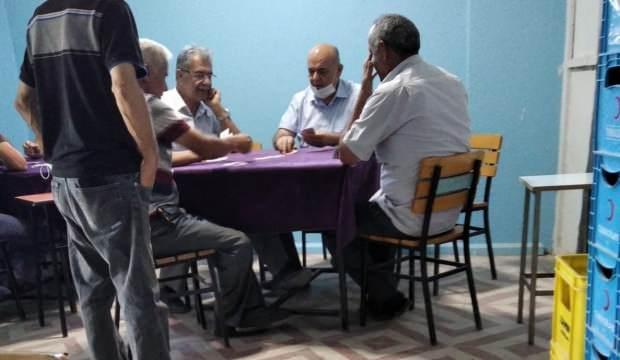 CHP'li Başkan Kılıçdaroğlu'nun izinde: İYİ Parti lokalinde maskesiz kağıt oyunu!