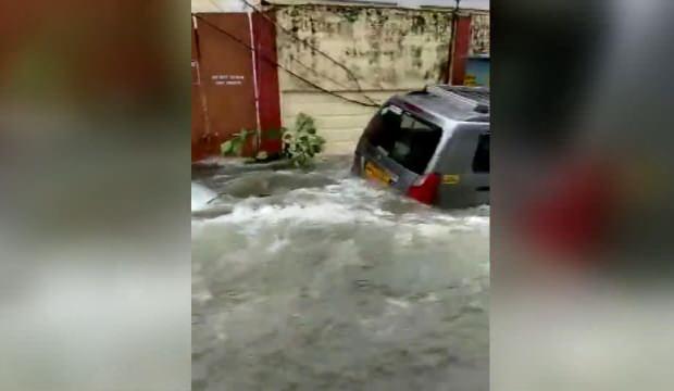 Hindistan'ı Muson vurdu: Yerleşim yerleri sular altında kaldı