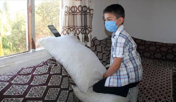 Sadece pencerenin önünde çeken internet ile EBA'ya giriyor