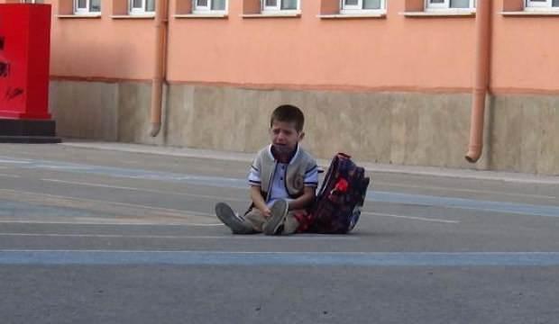 Yüz yüze eğitimin ilk gününde minik Emir, ağlayarak dışarı çıktı