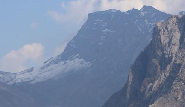Hakkari'nin yüksek kesimlerine kar yağdı