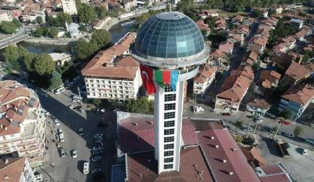 Tokat'ta, 66 metre yükseklikteki kuleye Azerbaycan bayrağı asıldı