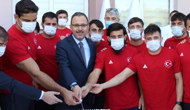 Bakan Kasapoğlu’ndan güreşçilere müjde